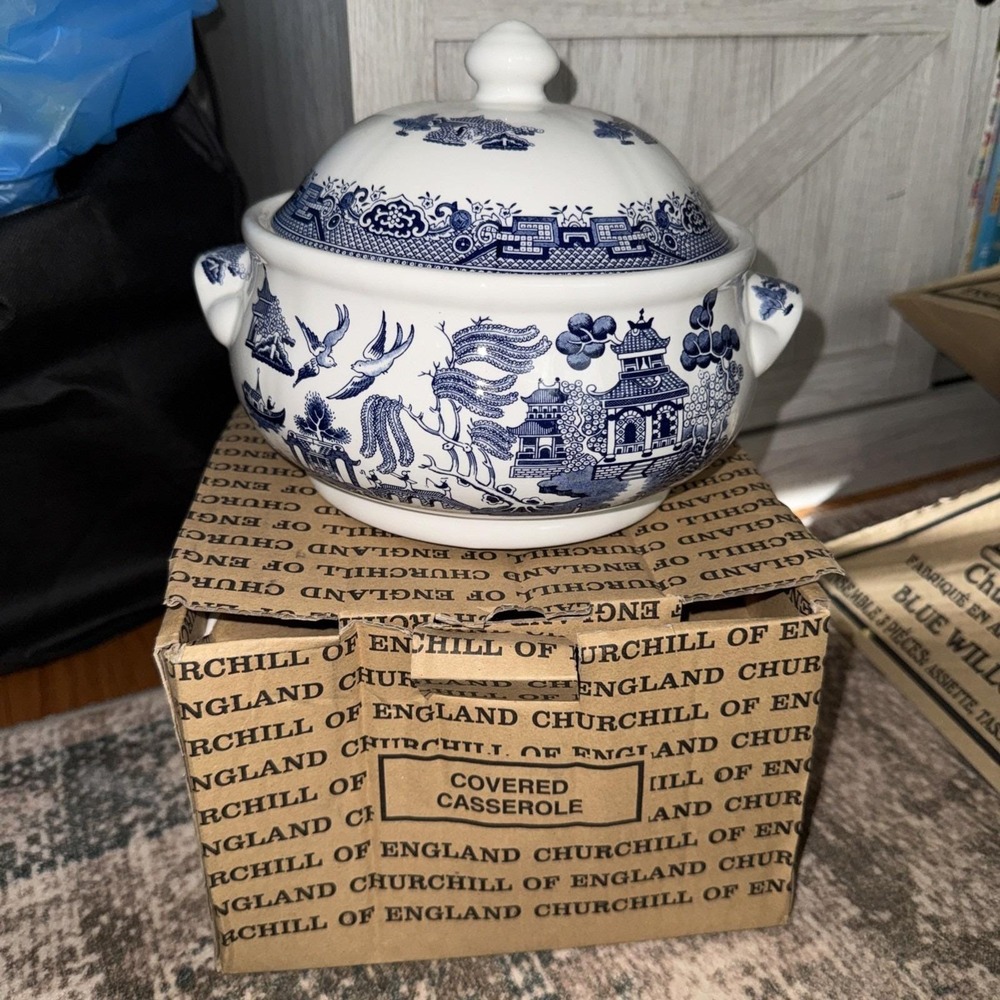CHURCHILL Blue Willow Covered Casserole Soup Tureen Serving Bowl England NWB